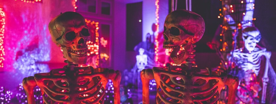 Налякати перехожих вночі: американець прикрасив будинок гіперреалістичними декораціями на Хелловін - фото
