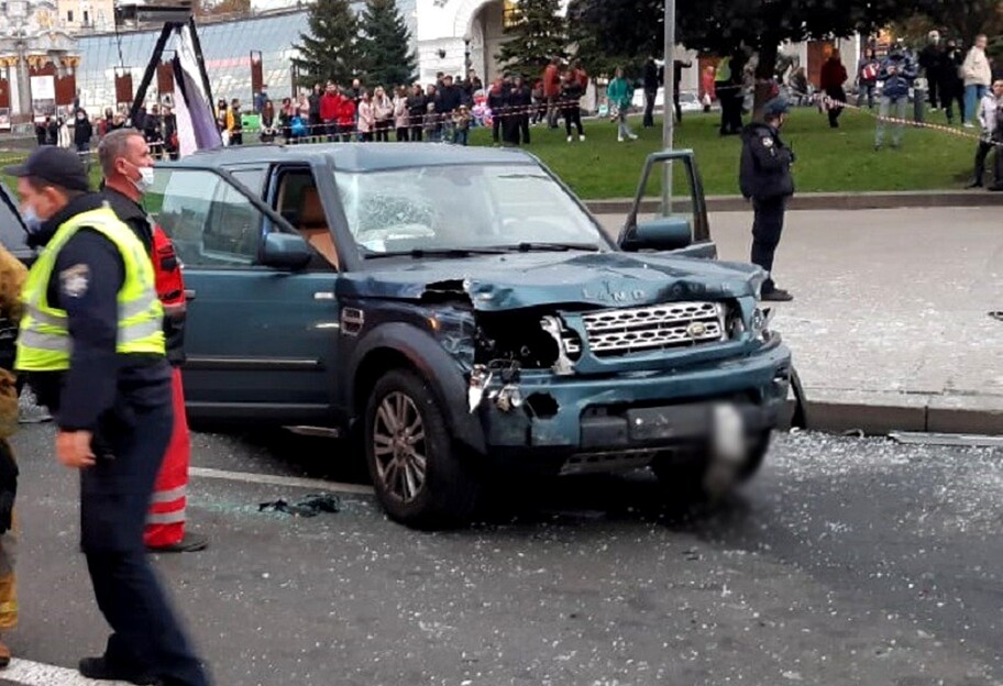 Машина-таран, що забрала два життя: всі подробиці страшної ДТП на Майдані - фото, відео - фото 1