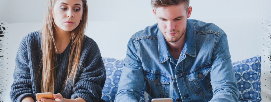 Четверть пользователей следят за возлюбленными в интернете