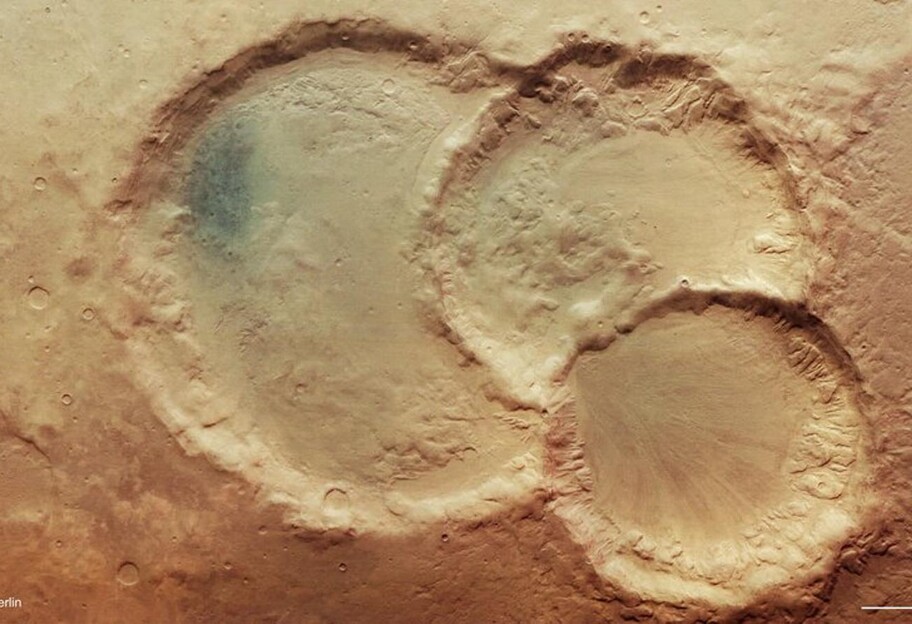 Интригующие марсианские шрамы: опубликован снимок тройного кратера на Красной планете - фото - фото 1