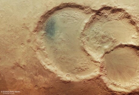 Интригующие марсианские шрамы: опубликован снимок тройного кратера на Красной планете - фото