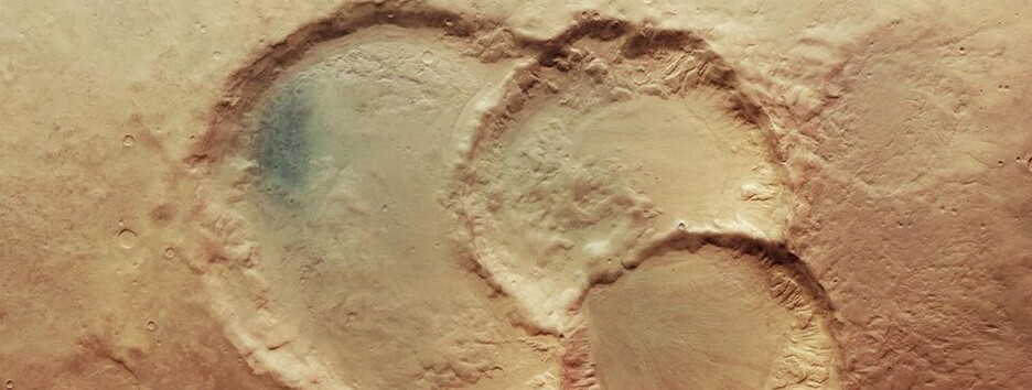 Інтригуючі марсіанські шрами: опублікований знімок потрійного кратера на Червоній планеті - фото