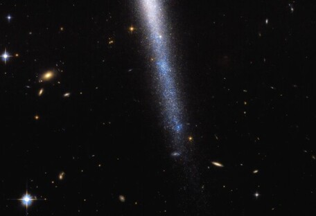 «Водопад звезд»: телескоп Hubble сделал снимок необычной галактики - фото