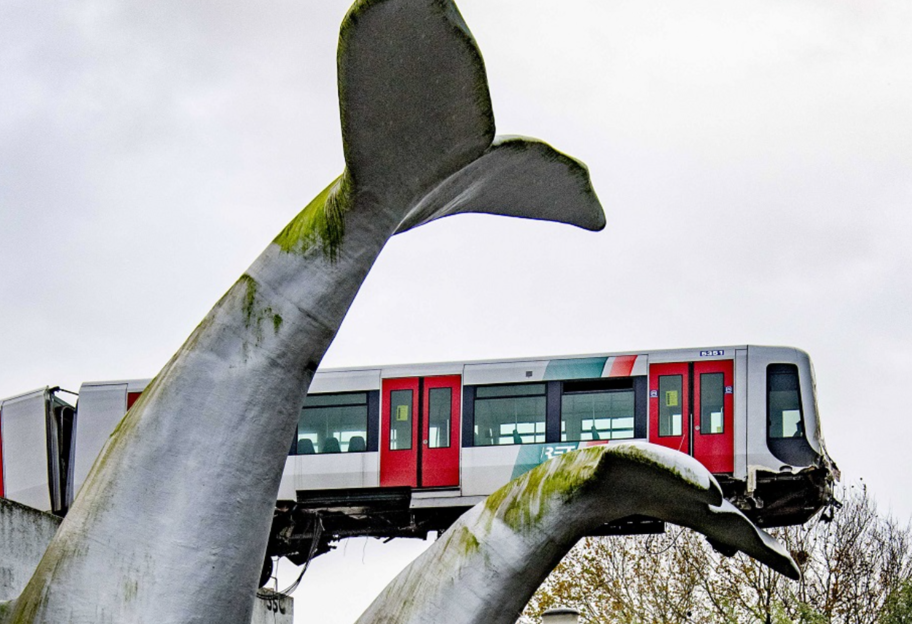 В Нидерландах арт-объект спас рухнувший с обрыва поезд - фото 1