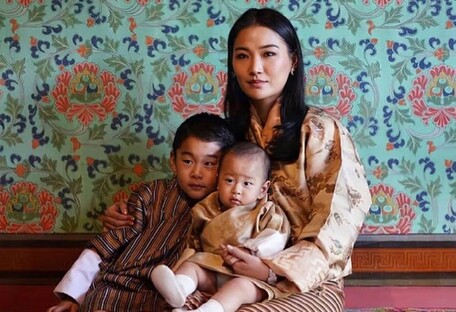 Король Бутану поділився новими портретами жінки і підрослих синів - фото