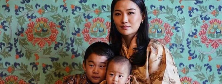 Король Бутану поділився новими портретами жінки і підрослих синів - фото