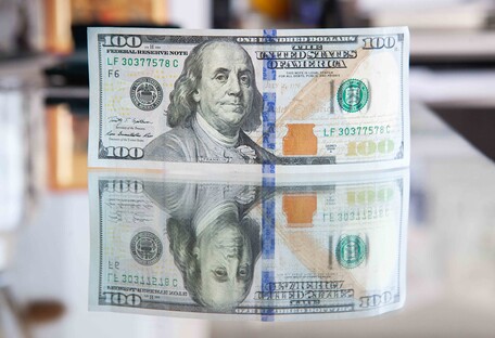 НБУ знову різко знизив офіційний курс долара