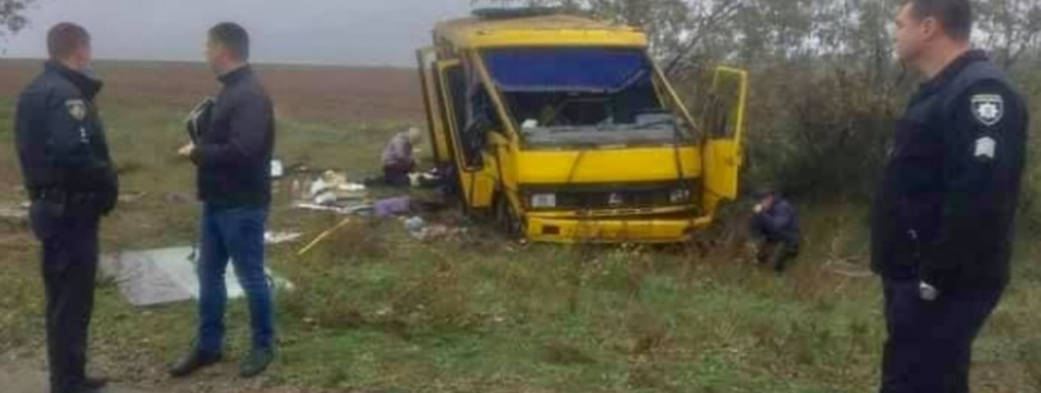 ДТП в Херсонській області: рейсовий автобус вилетів з дороги, є загиблі, багато постраждалих - фото