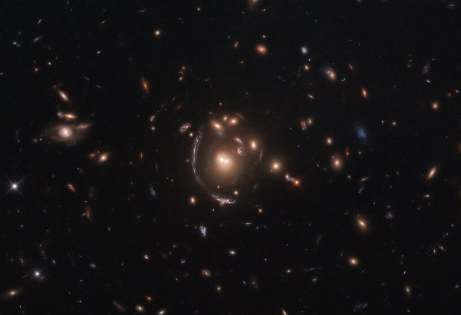 Одна из самых ярких в ночном небе: телескоп Hubble сделал снимок таинственной галактики - фото 1