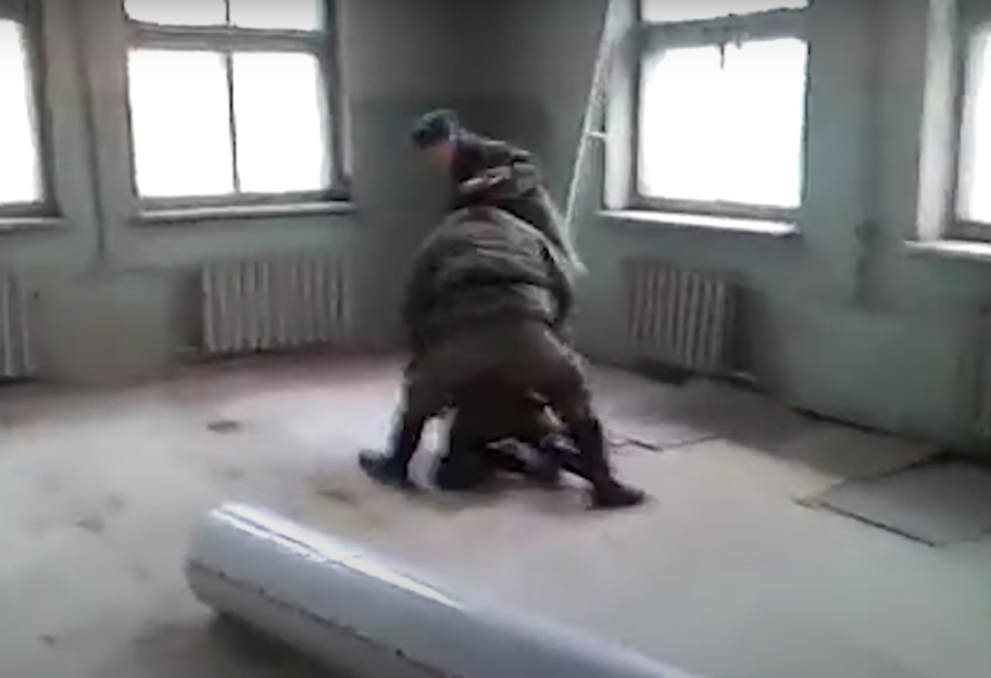 Бойня в России - солдат-срочник с топором напал на сослуживцев, есть погибшие - фото 1