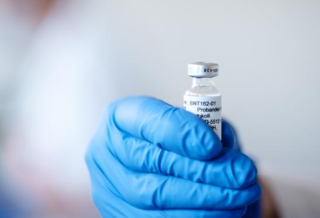 Пандемія COVID-19: в Україні тривожний антирекорд, нова вакцина показала високу ефективність