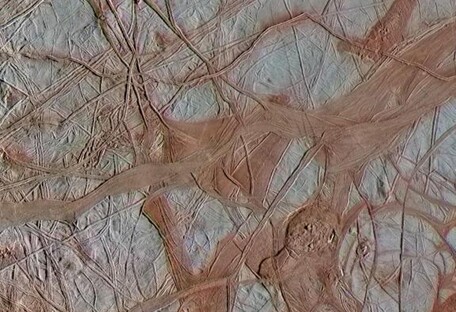Свечение Европы: ученые нашли необычный способ определить состав льда на спутнике Юпитера - фото