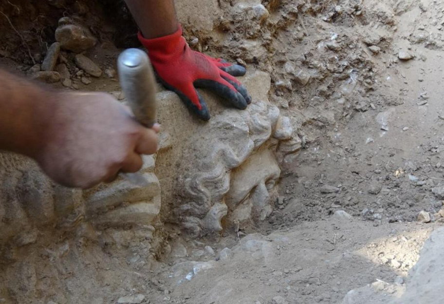 С изображением Медузы Горгоны - черные археологи откопали тысячелетний саркофаг в Турции - фото 1