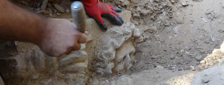 С изображением Медузы Горгоны: «черные археологи» откопали тысячелетний саркофаг в Турции - видео