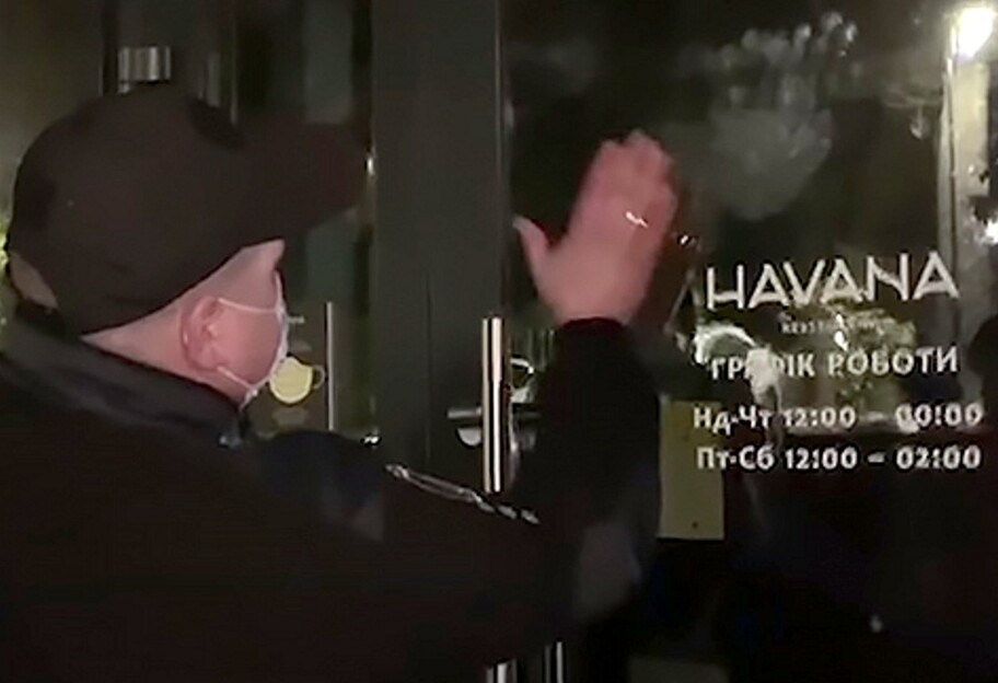 Порушення карантину та побиття журналіста: у Києві поліція штурмувала ресторан - відео - фото 1