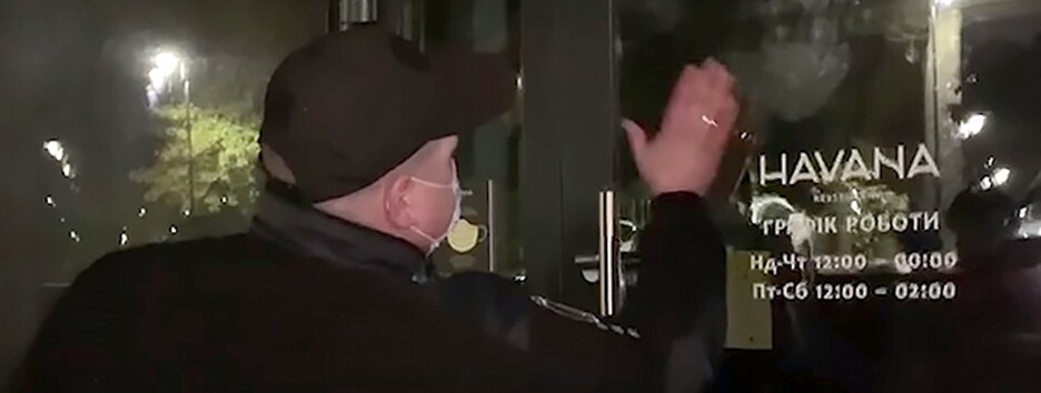 Порушення карантину та побиття журналіста: у Києві поліція штурмувала ресторан - фото, відео