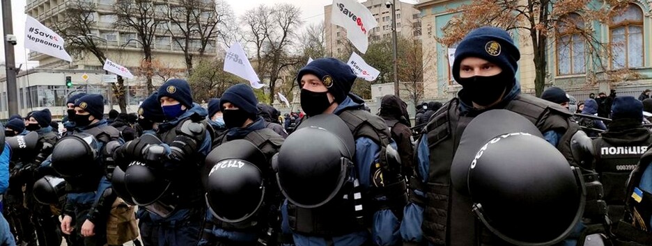Мітинг з бійкою: під Радою сталися сутички з поліцією - фото, відео