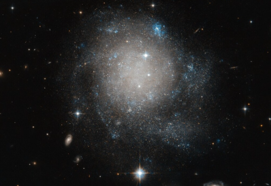 Уникальная спиральная галактика - телескоп Hubble сделал снимок созвездия Андромеды - фото 1
