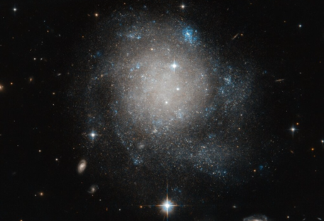 Уникальная спиральная галактика: телескоп Hubble сделал снимок созвездия Андромеды - фото