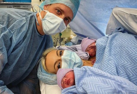 Народила близнюків після 14 викиднів: дочка Кріса де Бурга стала мамою - фото