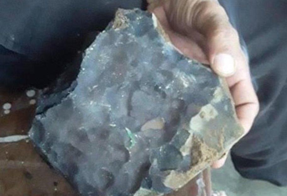 Мистический случай - гробовщик из Индонезии разбогател после падения метеорита в его дом - фото 1