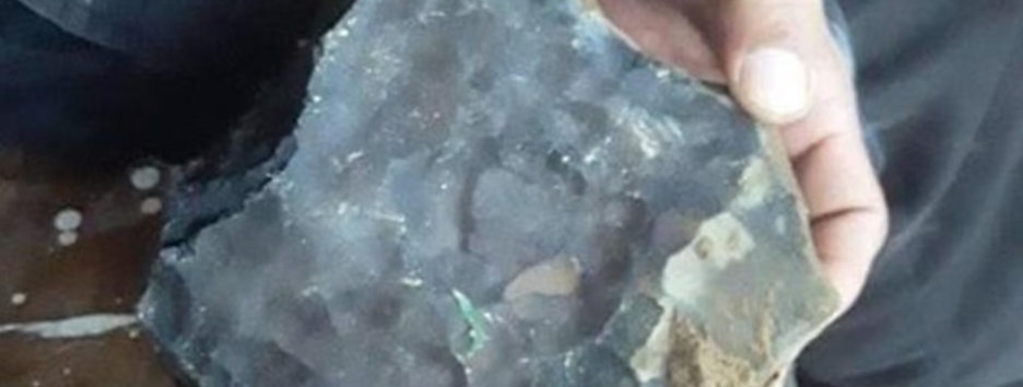 Містичний випадок: трунар з Індонезії розбагатів після падіння метеорита в його будинок - відео
