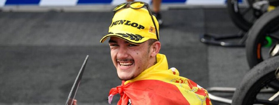 Нереальне везіння на гонках: іспанець впав з мотоцикла й 6 разів уникнув смерті - відео