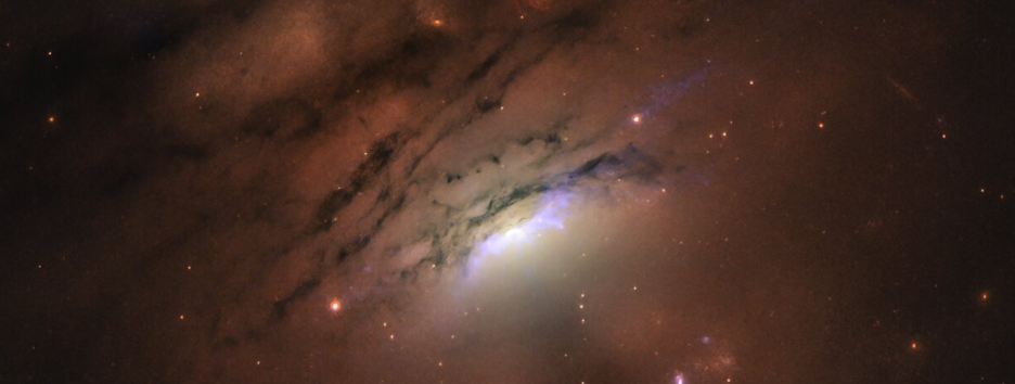 Таємничі промені: телескоп Hubble зробив знімки аномалії в далекій галактиці - фото