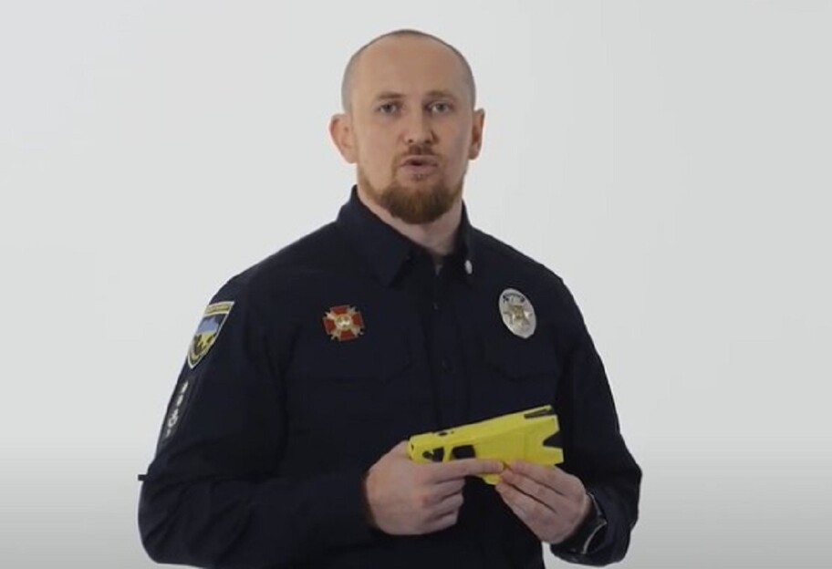 Полиция - Удар электрошокера специально для главы патрульной полиции: видео-эксперимент, как действует Taser - видео - фото 1