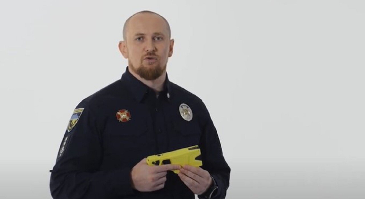 Удар электрошокера специально для главы патрульной полиции: видео-эксперимент, как действует Taser 