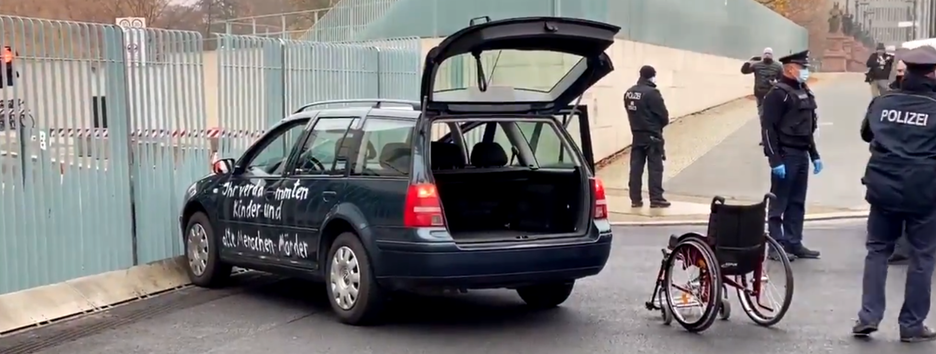 «Вы – чертовы убийцы»: в ворота офиса Ангелы Меркель врезался автомобиль с запиской - фото, видео