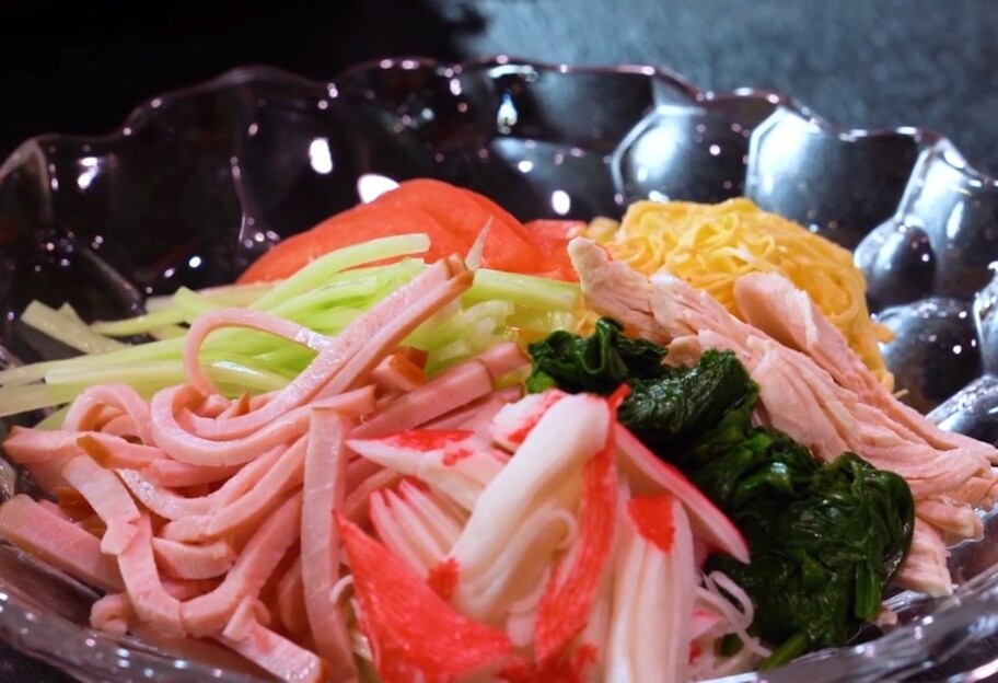 Освежающий холодный салат с лапшой: рецепт от шеф-повара из Японии - видео - фото 1