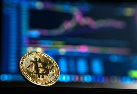 Курс Bitcoin продовжує знижуватися після різкого обвалу напередодні - фото