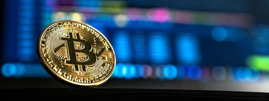 Курс Bitcoin продовжує знижуватися після різкого обвалу напередодні - фото