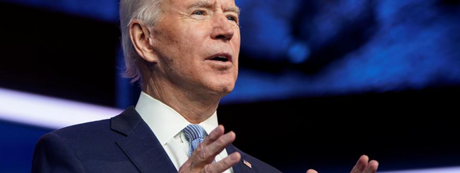 Играл с собакой: Байден неудачно упал, врачи сообщили о нескольких переломах