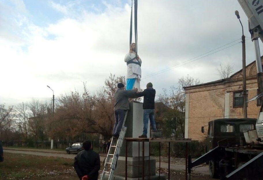Тепер там Ісус - у Бердянському районі встановили нову скульптуру – фото - фото 1