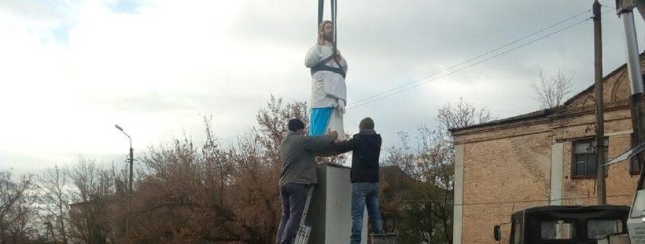 «Ленінопад» з несподіваною заміною: в Запорізькій області поставили скульптуру Ісусу - фото