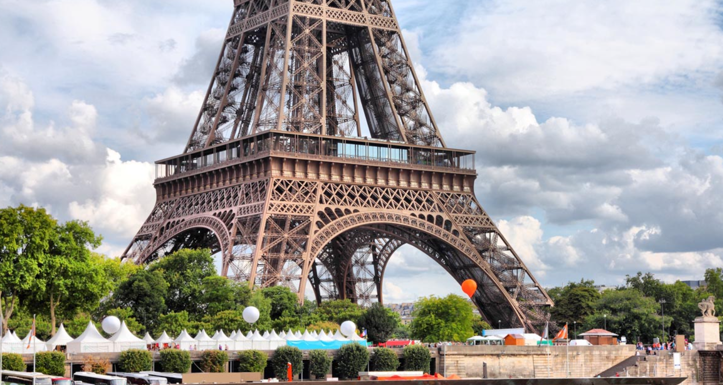 Трехметровый фрагмент - часть Эйфелевой башни продали на аукционе в Париже  - фото 1