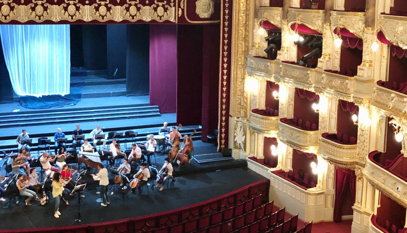 «Квитком, кавою або абонементом»: українців закликали відсвяткувати кінець карантину вихідного дня