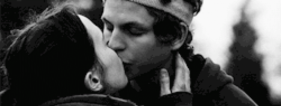 14 забавных гифок о том, что «love is in the air»