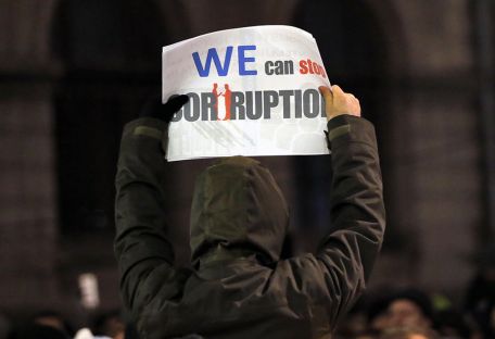 Парламент Румынии одобрил проведение референдума по коррупции