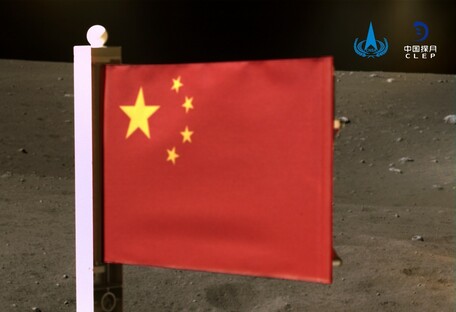Китай «взял» Луну: космический аппарат КНР развернул флаг на спутнике Земли