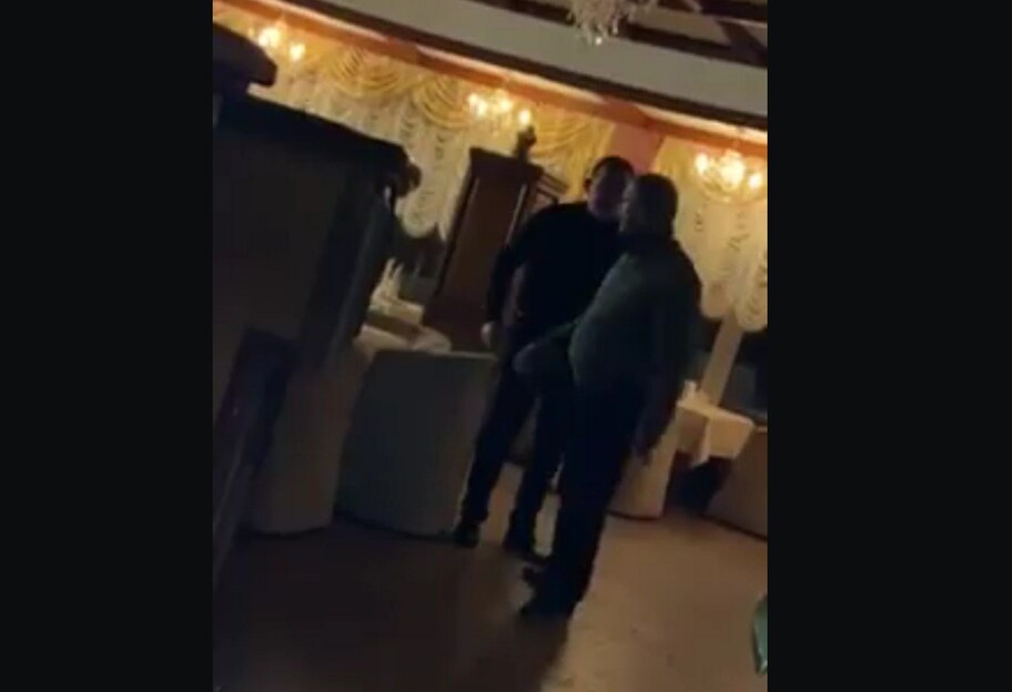 Скандал в ресторане: представитель омбудсмена жестоко избил пожилого охранника - видео - фото 1
