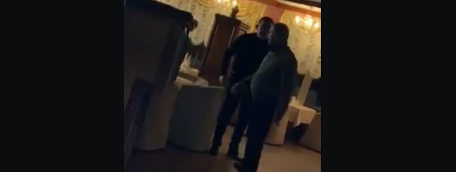 Скандал в ресторані: представник омбудсмена жорстоко побив літнього охоронця - відео