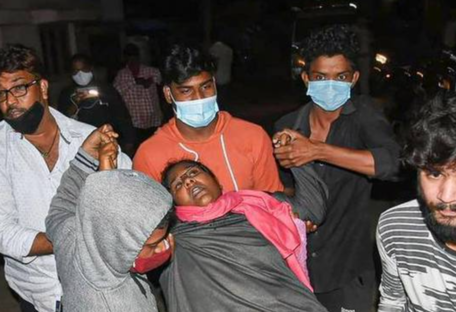 Спалах нової інфекції: в Індії сотні людей госпіталізовані з симптомами невідомої хвороби, є загиблий