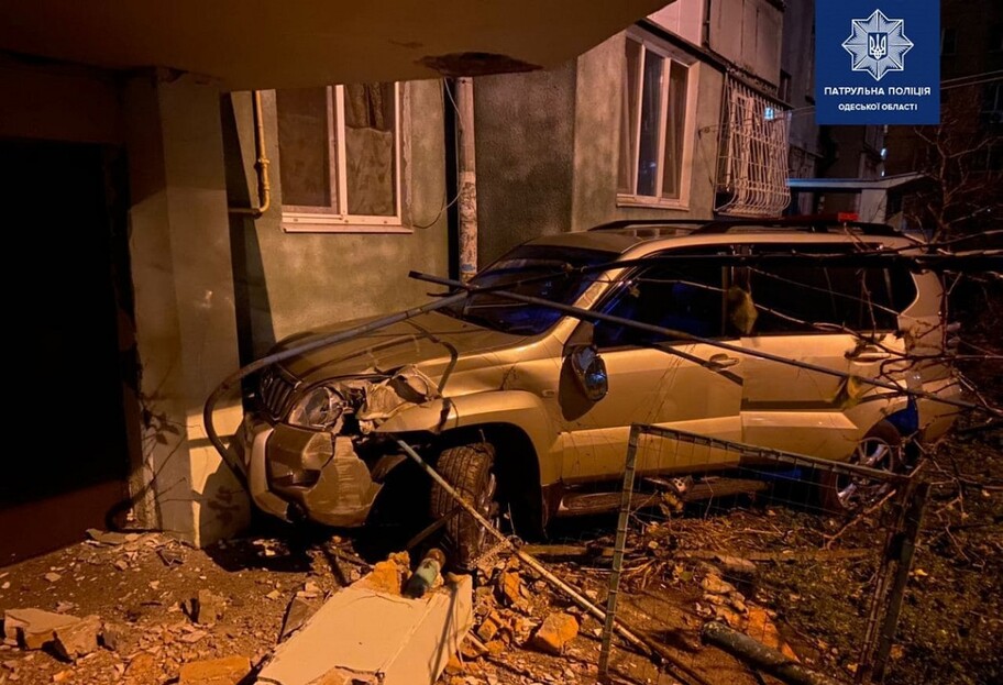 НП в Одесі - п'яний водій протаранив будинок, а потім тікав пішки - відео - фото 1