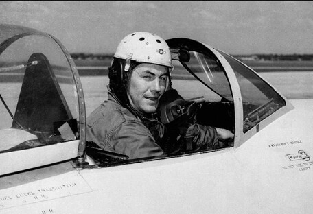 «Обігнав» швидкість звуку: помер легендарний льотчик Другої світової війни - фото
