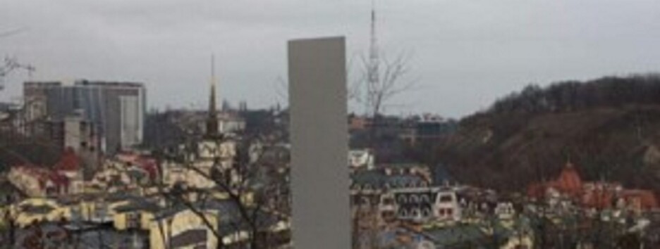 «Подарунок Кубрика» тепер в Україні: в Києві теж знайшли таємничий моноліт - фото