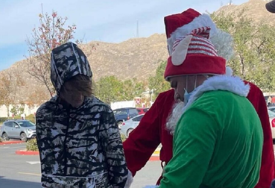 Рождественская операция - как Санта-Клаус и его эльф задержали преступников - видео  - фото 1