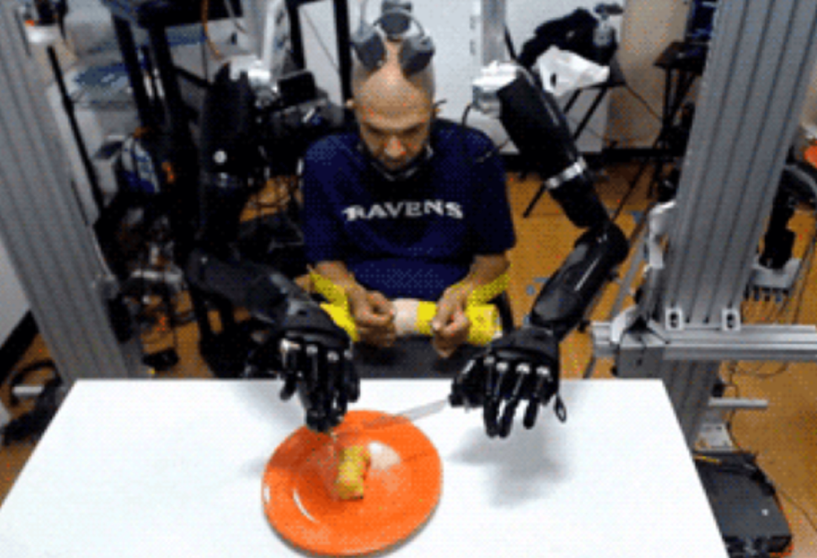 Новини робототехніки - робо-руки допомогли паралізованому чоловікові розрізати тістечко - відео - фото 1